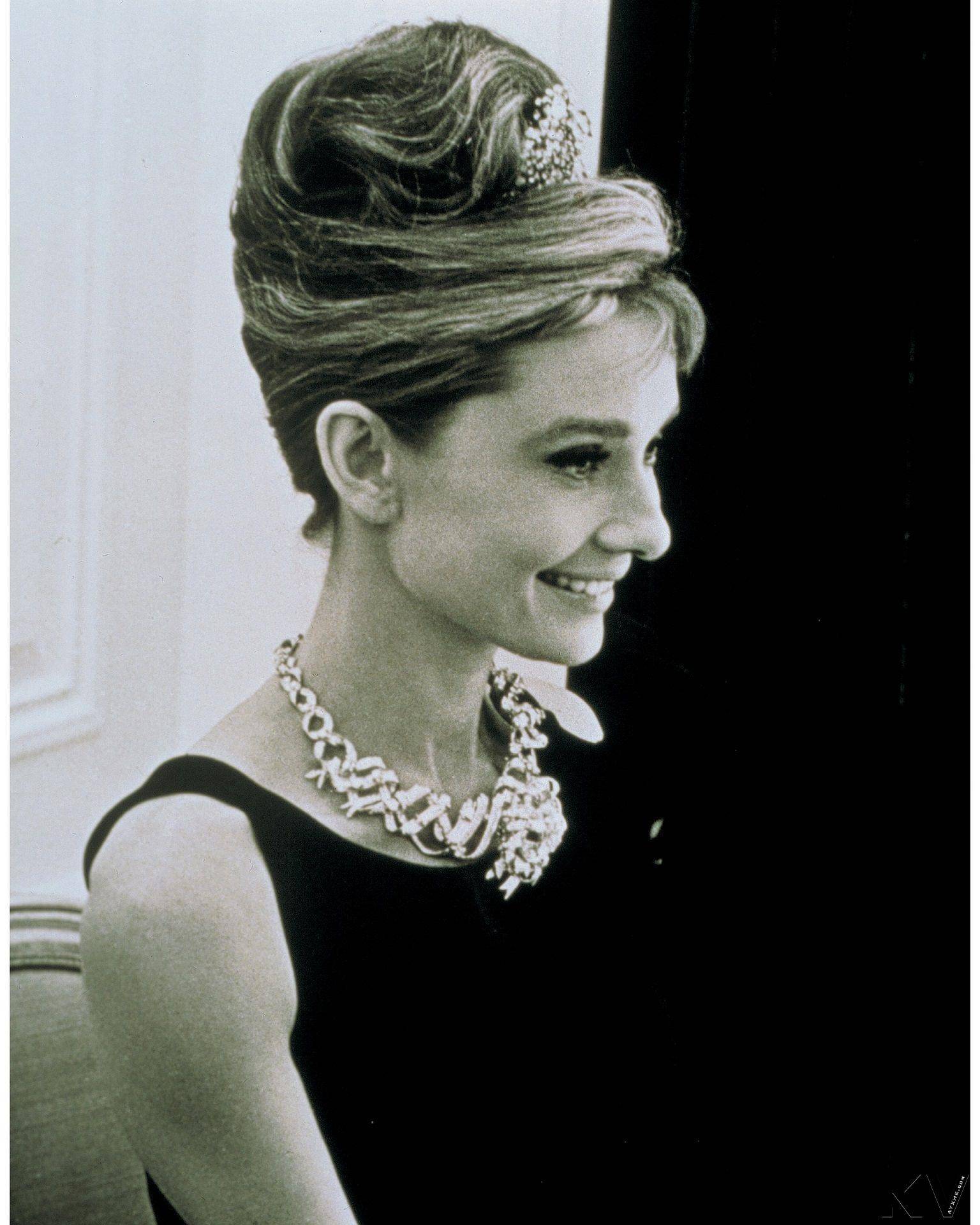 奥黛丽赫本戴过的Tiffany名钻5度变身　小鸟环绕拱128克拉黄钻 奢侈品牌 图2张